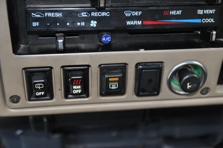 Детали интерьера Toyota Land Cruiser 60 (FJ60) 1984 года  (NA) (фото 142 из 251)
